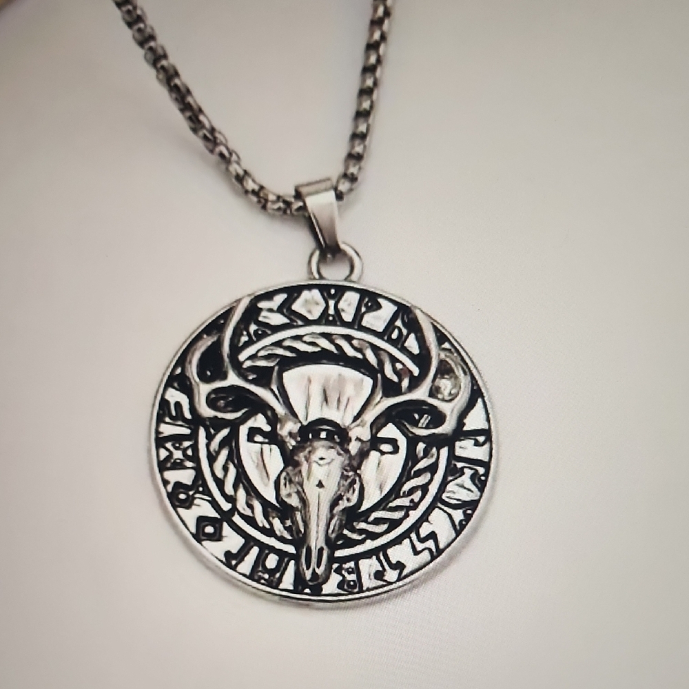 🦌Vintage Style Silver Alloy  Deer Medallion  Necklace 🦌
